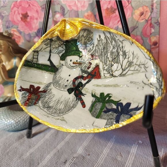 DECOUPAGE CLAM SHELL DECOUPAGE SNOWMAN ON A CLAM SHELL TRINKET DISH - Picture 3 of 10
